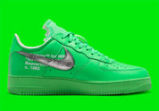 Image de la Nike Air Force 1 Low Off-White Light Green Spark, sneaker collaborative en cuir vert vif, avec Swoosh argenté métallique, zip tie Off-White et semelle AF1