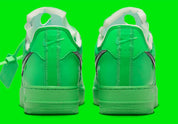 Image de la Nike Air Force 1 Low Off-White Light Green Spark, sneaker collaborative en cuir vert vif, avec Swoosh argenté métallique, zip tie Off-White et semelle AF1