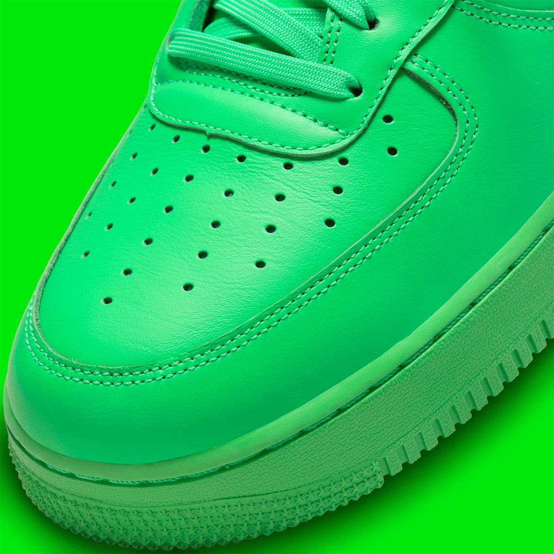 Image de la Nike Air Force 1 Low Off-White Light Green Spark, sneaker collaborative en cuir vert vif, avec Swoosh argenté métallique, zip tie Off-White et semelle AF1