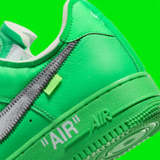 Image de la Nike Air Force 1 Low Off-White Light Green Spark, sneaker collaborative en cuir vert vif, avec Swoosh argenté métallique, zip tie Off-White et semelle AF1
