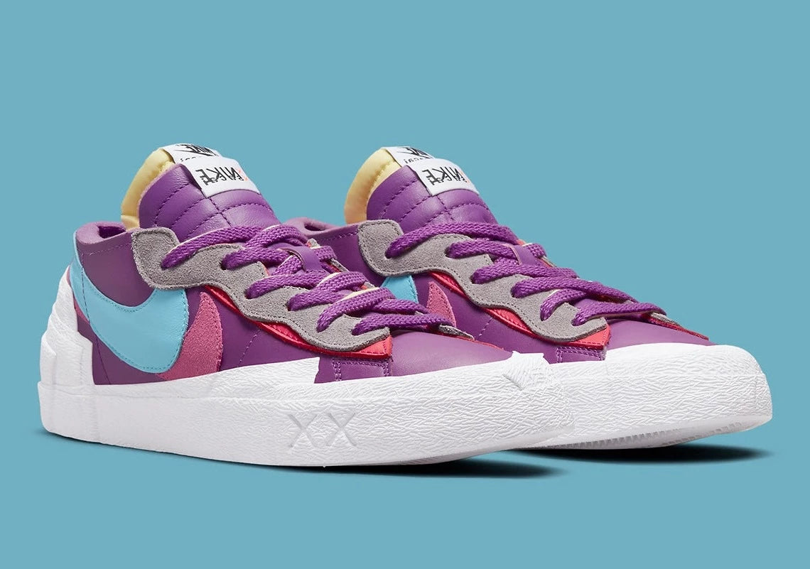Nike Blazer Low sacai KAWS Purple Dusk – sneaker en cuir violet avec double Swoosh et logo XX de KAWS, vue de profil