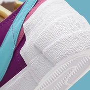 Nike Blazer Low sacai KAWS Purple Dusk – sneaker en cuir violet avec double Swoosh et logo XX de KAWS , vue zoomer arrière