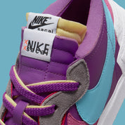 Nike Blazer Low sacai KAWS Purple Dusk – sneaker en cuir violet avec double Swoosh et logo XX de KAWS , vue zoomer languette