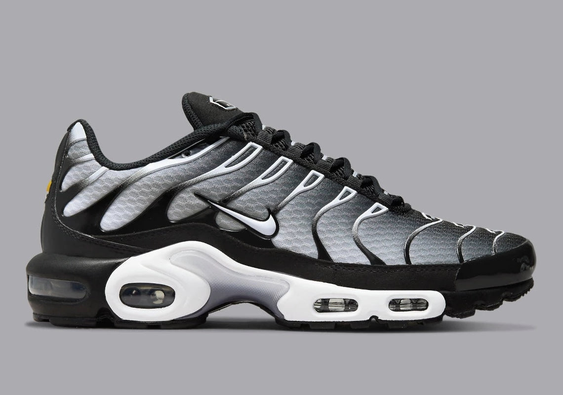 Air max plus clearance black and white