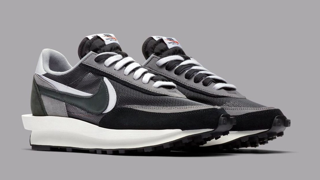 sacai x Nike LDWaffle Black – sneaker collaboration en mesh noir, cuir et suède avec double Swoosh et semelle empilée, vue de côté