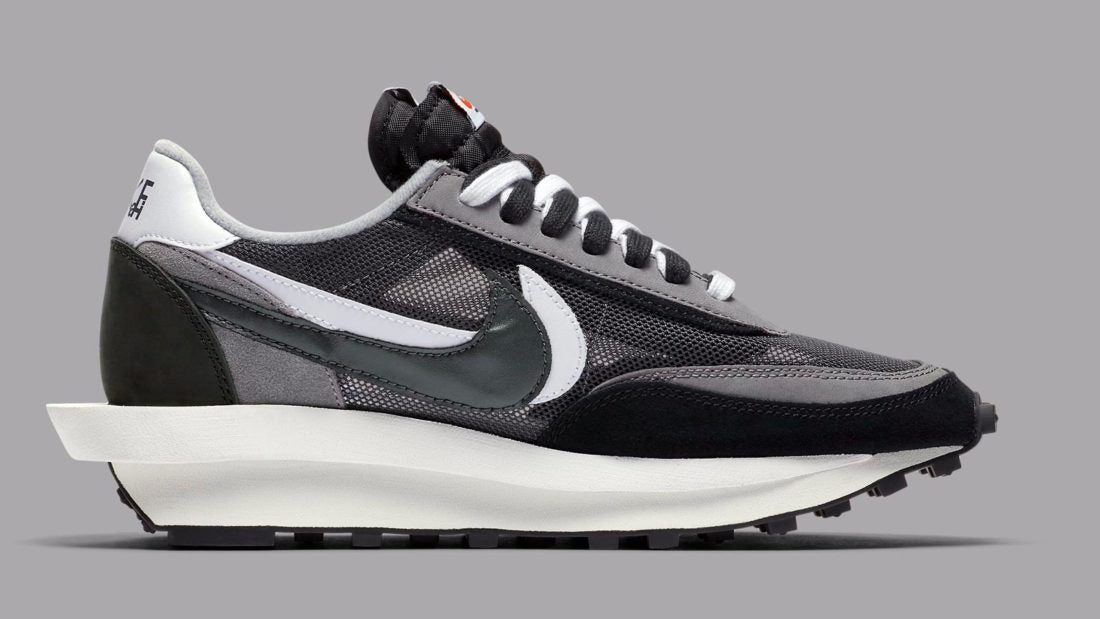 sacai x Nike LDWaffle Black – sneaker collaboration en mesh noir, cuir et suède avec double Swoosh et semelle empilée, vue de face