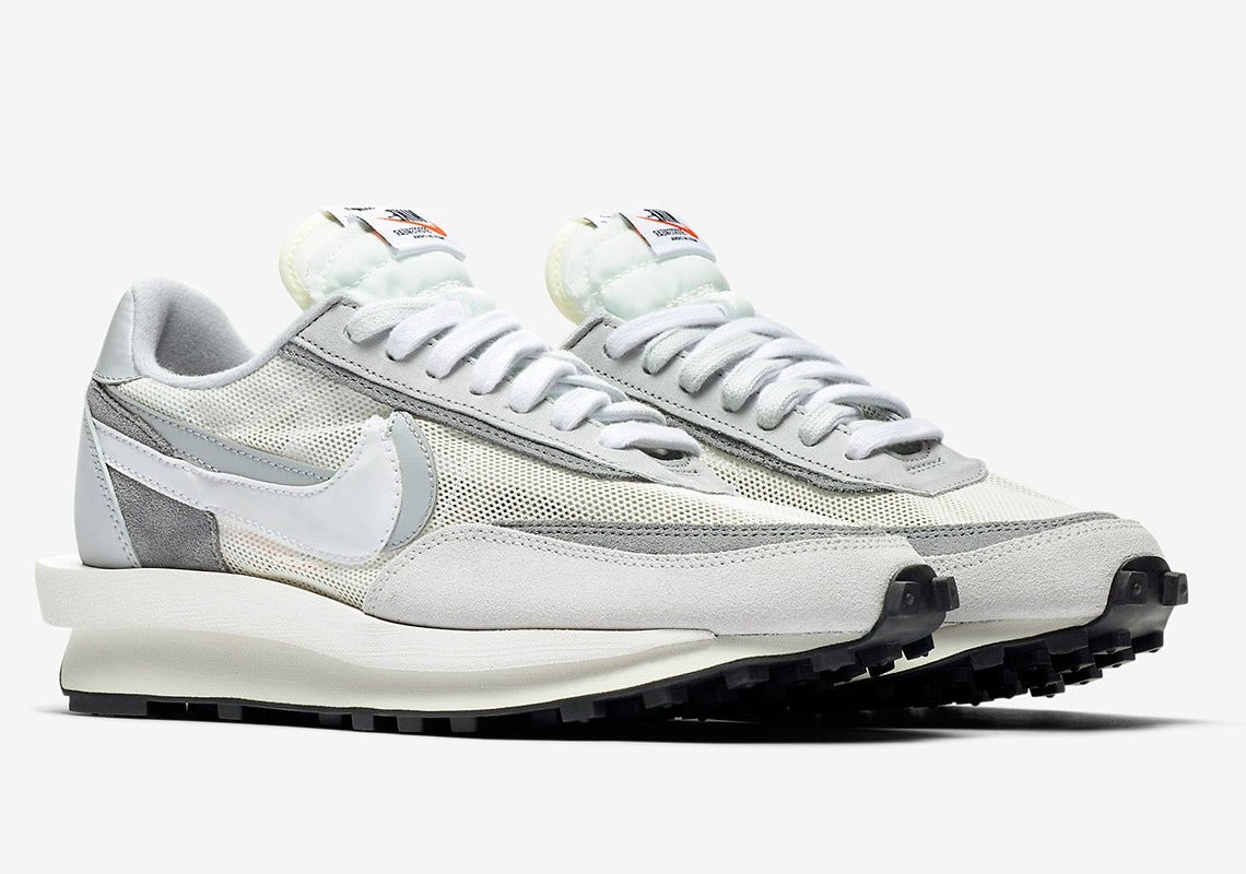 Nike LDWaffle sacai White Grey – sneaker blanche et grise avec double Swoosh et semelle empilée , vue de profil