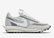Nike LDWaffle sacai White Grey – sneaker blanche et grise avec double Swoosh et semelle empilée , vue de coter