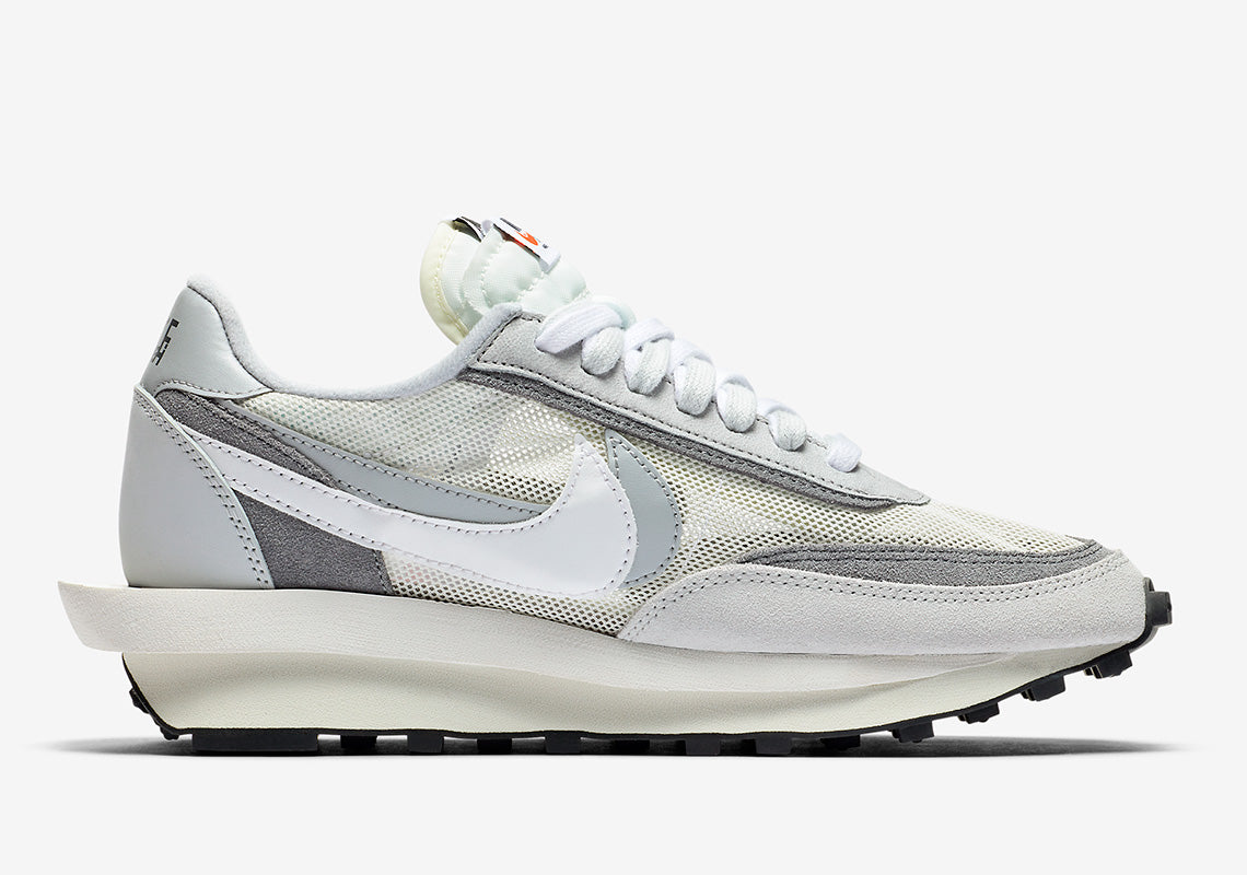 Nike LDWaffle sacai White Grey – sneaker blanche et grise avec double Swoosh et semelle empilée , vue de coter