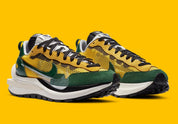 Nike VaporWaffle sacai Tour Yellow Stadium Green – sneaker jaune et verte avec double Swoosh et semelle empilée , vue de profil