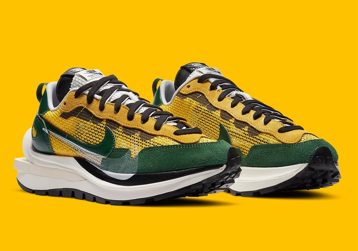 Nike VaporWaffle sacai Tour Yellow Stadium Green – sneaker jaune et verte avec double Swoosh et semelle empilée , vue de profil