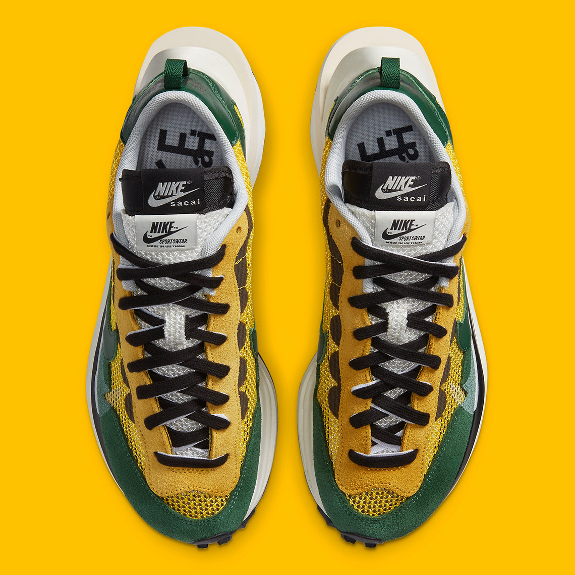 Nike VaporWaffle sacai Tour Yellow Stadium Green – sneaker jaune et verte avec double Swoosh et semelle empilée , vue de haut