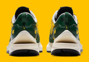 Nike VaporWaffle sacai Tour Yellow Stadium Green – sneaker jaune et verte avec double Swoosh et semelle empilée , vue arrière