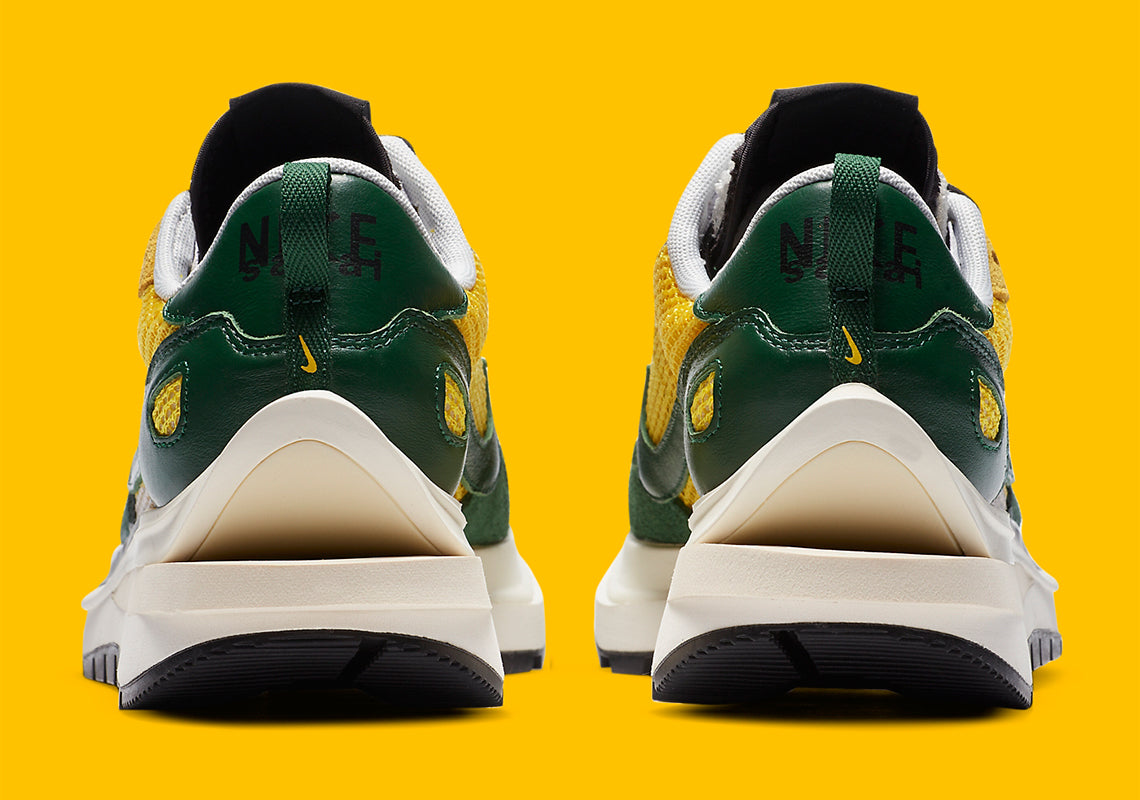 Nike VaporWaffle sacai Tour Yellow Stadium Green – sneaker jaune et verte avec double Swoosh et semelle empilée , vue arrière