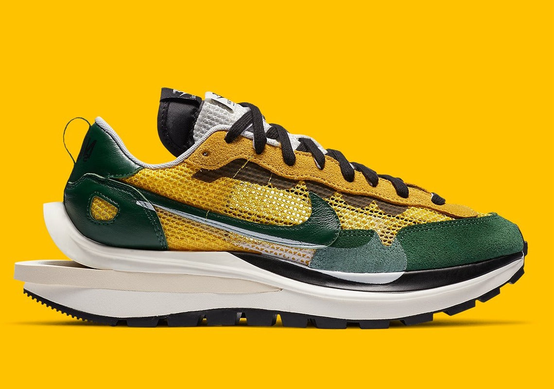 Nike VaporWaffle sacai Tour Yellow Stadium Green – sneaker jaune et verte avec double Swoosh et semelle empilée, vue de face
