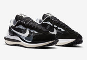 Nike VaporWaffle sacai Black White – sneaker noire et blanche avec double Swoosh et semelle empilée , vue de profil