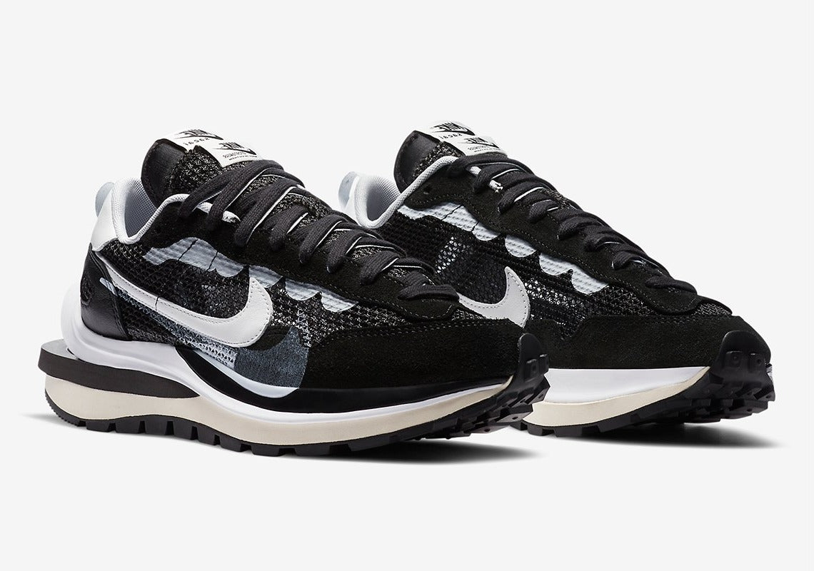 Nike VaporWaffle sacai Black White – sneaker noire et blanche avec double Swoosh et semelle empilée , vue de profil