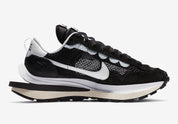 Nike VaporWaffle sacai Black White – sneaker noire et blanche avec double Swoosh et semelle empilée , vue de coter