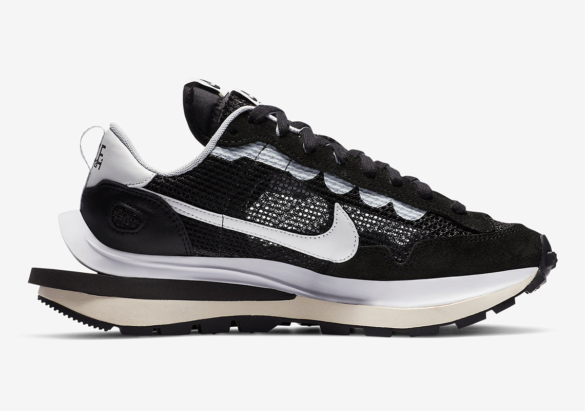 Nike VaporWaffle sacai Black White – sneaker noire et blanche avec double Swoosh et semelle empilée , vue de coter