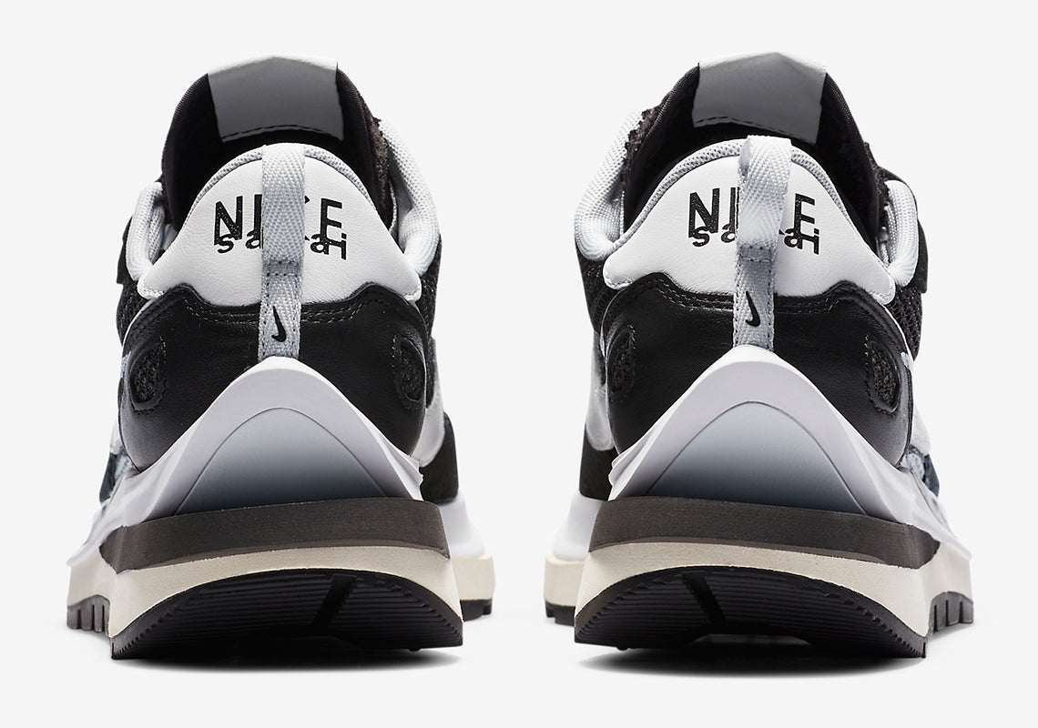 Nike VaporWaffle sacai Black White – sneaker noire et blanche avec double Swoosh et semelle empilée , vue arrière