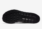 Nike VaporWaffle sacai Black White – sneaker noire et blanche avec double Swoosh et semelle empilée , vue de la semelle
