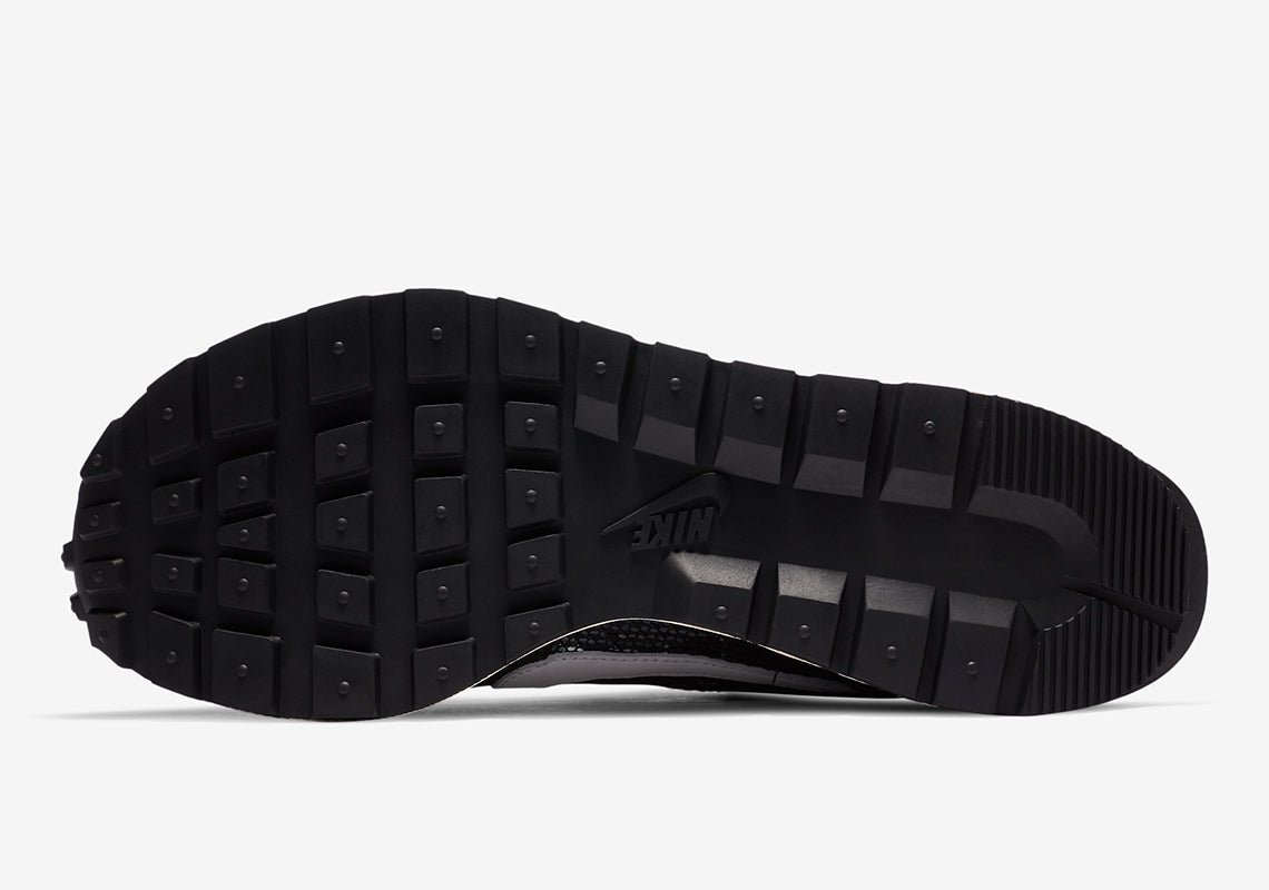 Nike VaporWaffle sacai Black White – sneaker noire et blanche avec double Swoosh et semelle empilée , vue de la semelle
