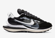 Nike VaporWaffle sacai Black White – sneaker noire et blanche avec double Swoosh et semelle empilée ,  vue de face