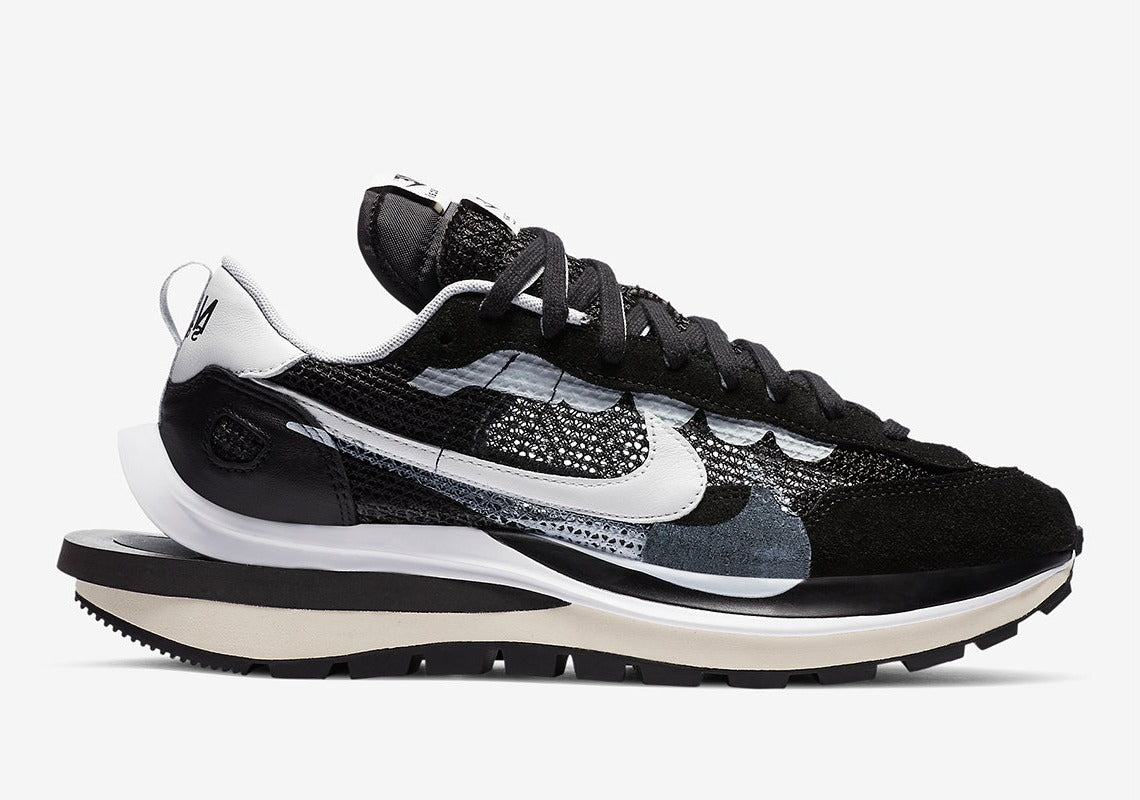 Nike VaporWaffle sacai Black White – sneaker noire et blanche avec double Swoosh et semelle empilée ,  vue de face