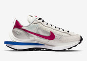 Nike VaporWaffle sacai Sport Fuchsia Game Royal – sneaker violette et bleue avec double Swoosh et semelle empilée , vue de coter