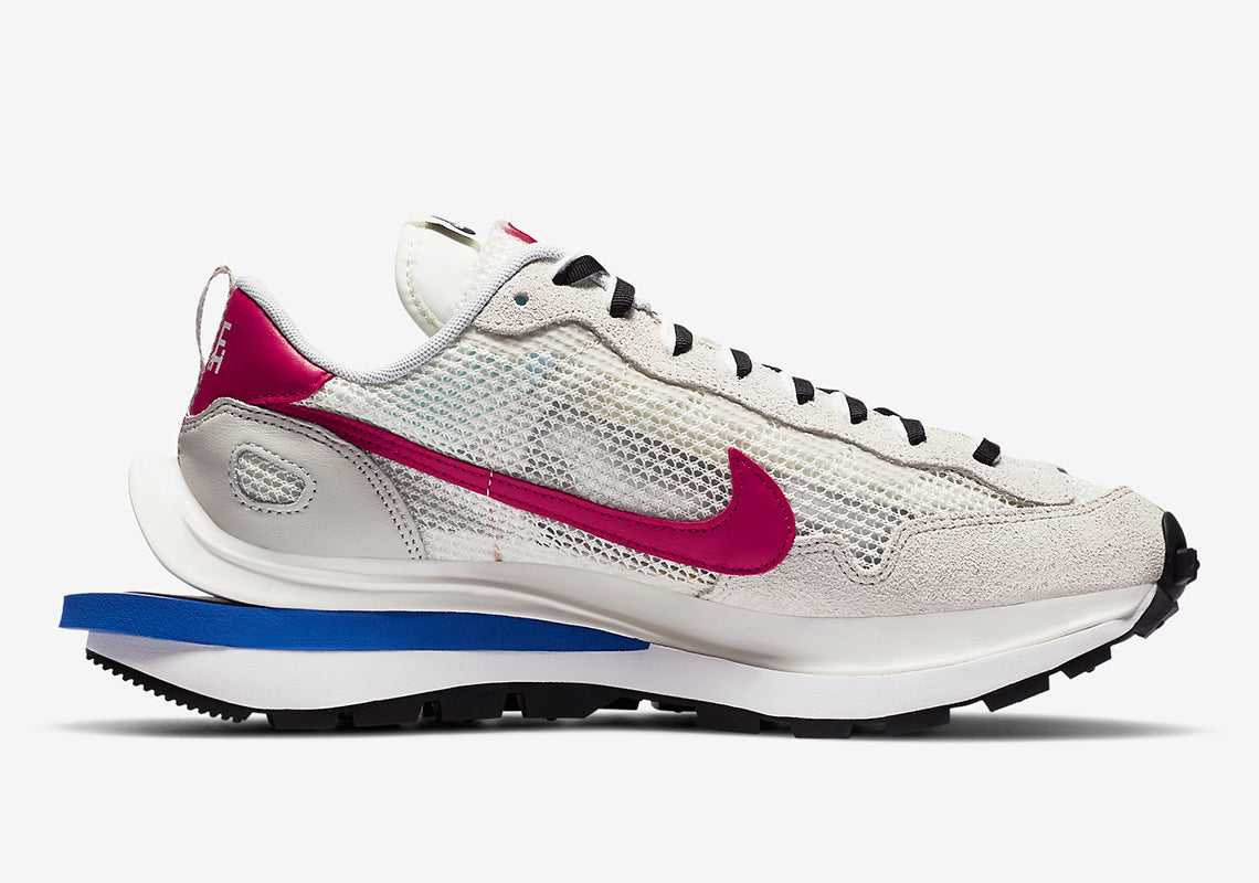 Nike VaporWaffle sacai Sport Fuchsia Game Royal – sneaker violette et bleue avec double Swoosh et semelle empilée , vue de coter