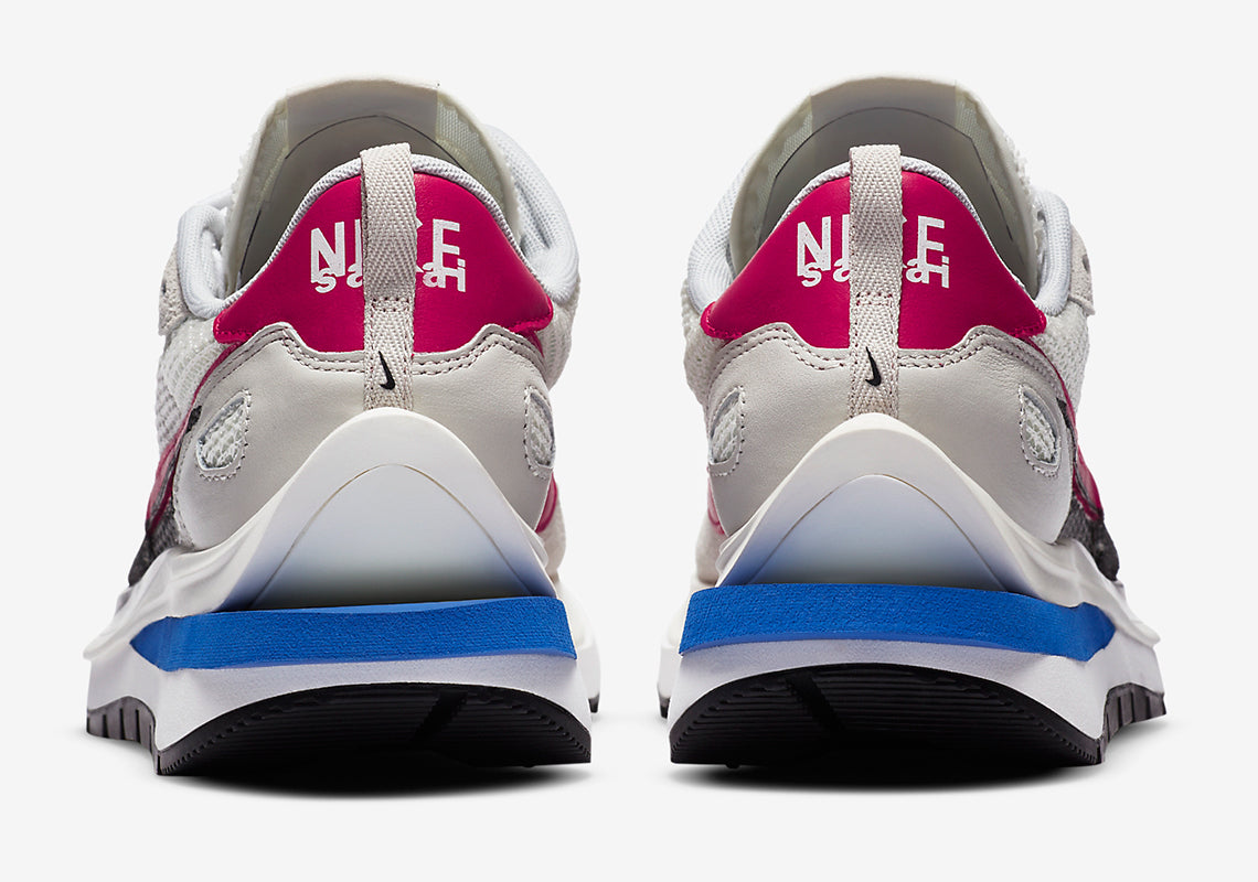 Nike VaporWaffle sacai Sport Fuchsia Game Royal – sneaker violette et bleue avec double Swoosh et semelle empilée , vue arrière