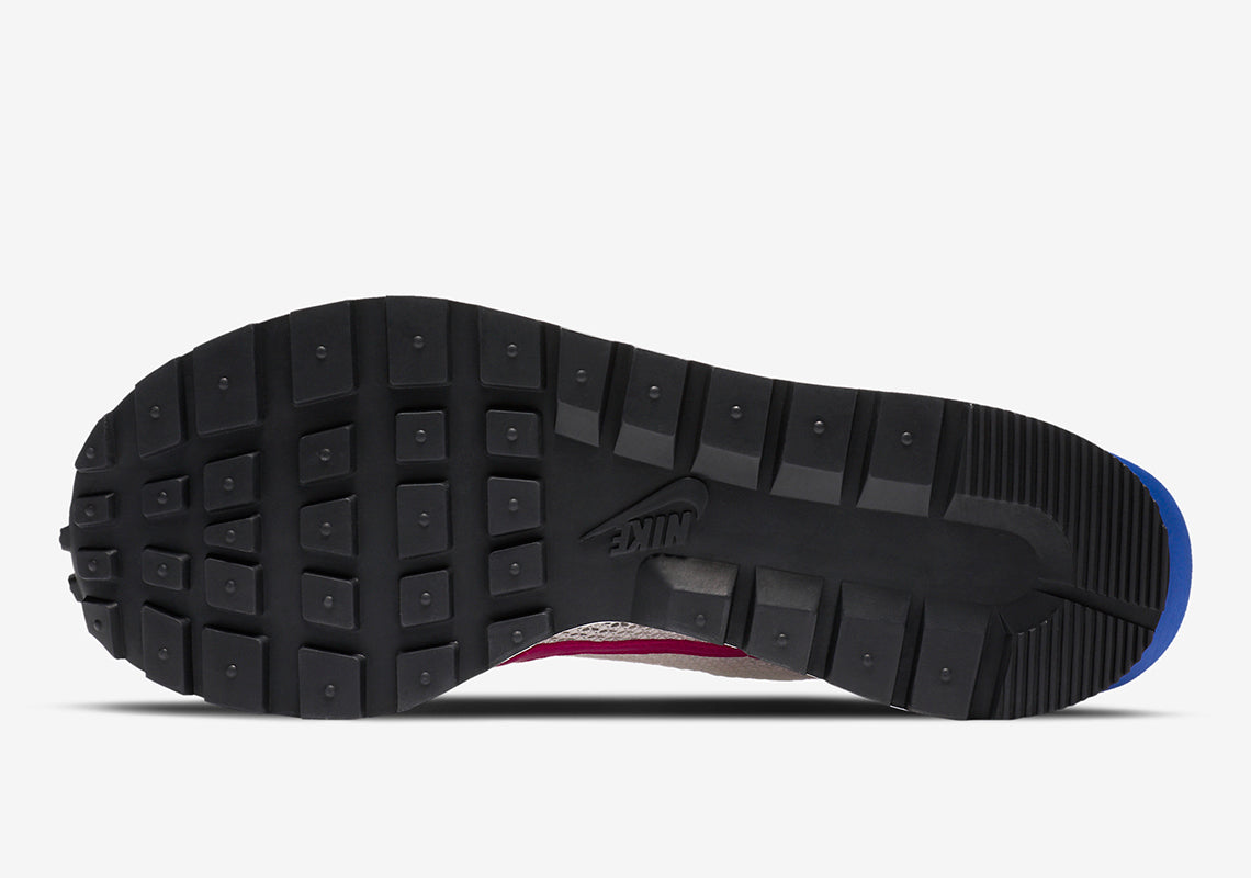 Nike VaporWaffle sacai Sport Fuchsia Game Royal – sneaker violette et bleue avec double Swoosh et semelle empilée , vue de la semelle