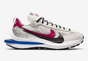 Nike VaporWaffle sacai Sport Fuchsia Game Royal – sneaker violette et bleue avec double Swoosh et semelle empilée ,  vue de face