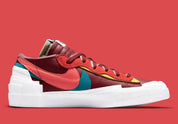 Nike Blazer Low sacai KAWS Red – sneaker rouge en cuir avec double Swoosh multicolore et logo XX de KAWS, vue de coter