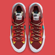 Nike Blazer Low sacai KAWS Red – sneaker rouge en cuir avec double Swoosh multicolore et logo XX de KAWS, vue de haut