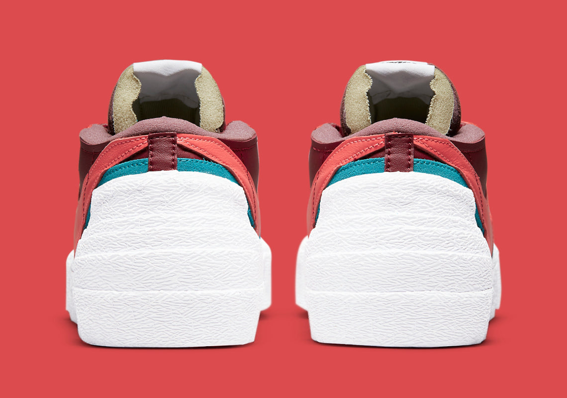 Nike Blazer Low sacai KAWS Red – sneaker rouge en cuir avec double Swoosh multicolore et logo XX de KAWS, vue arrière