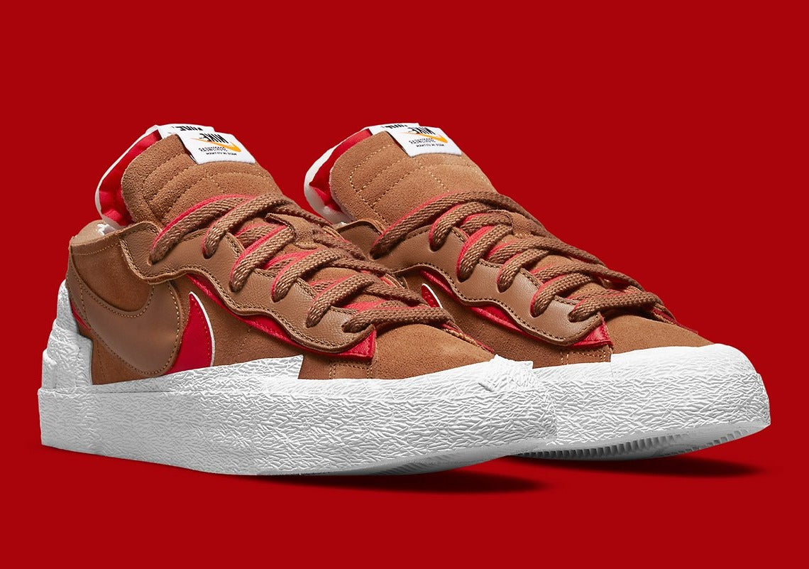 Nike Blazer Low sacai British Tan – sneaker en suède marron avec double Swoosh et semelle intermédiaire empilée, vue de profil