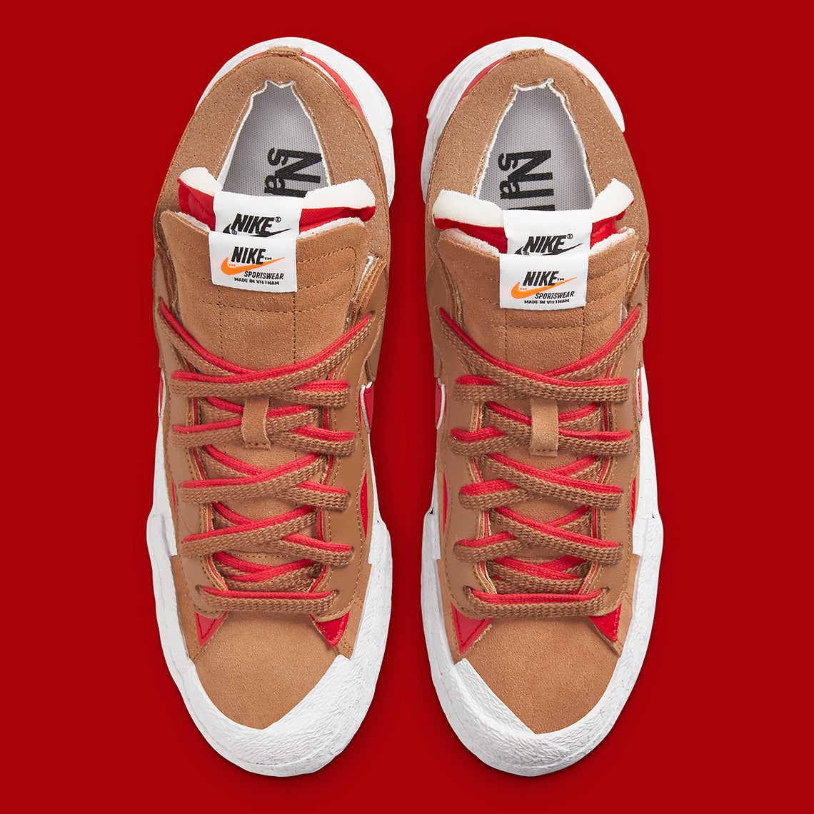 Nike Blazer Low sacai British Tan – sneaker en suède marron avec double Swoosh et semelle intermédiaire empilée, vue de haut