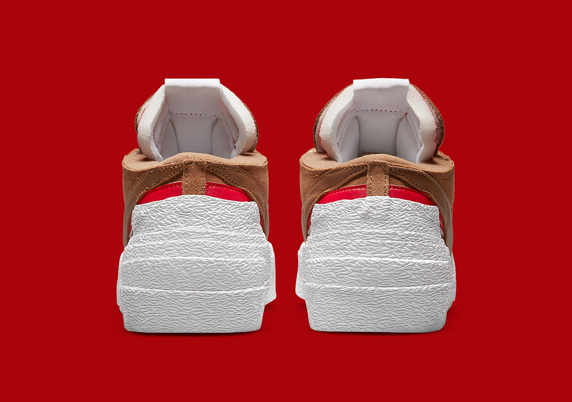 Nike Blazer Low sacai British Tan – sneaker en suède marron avec double Swoosh et semelle intermédiaire empilée, vue arrière