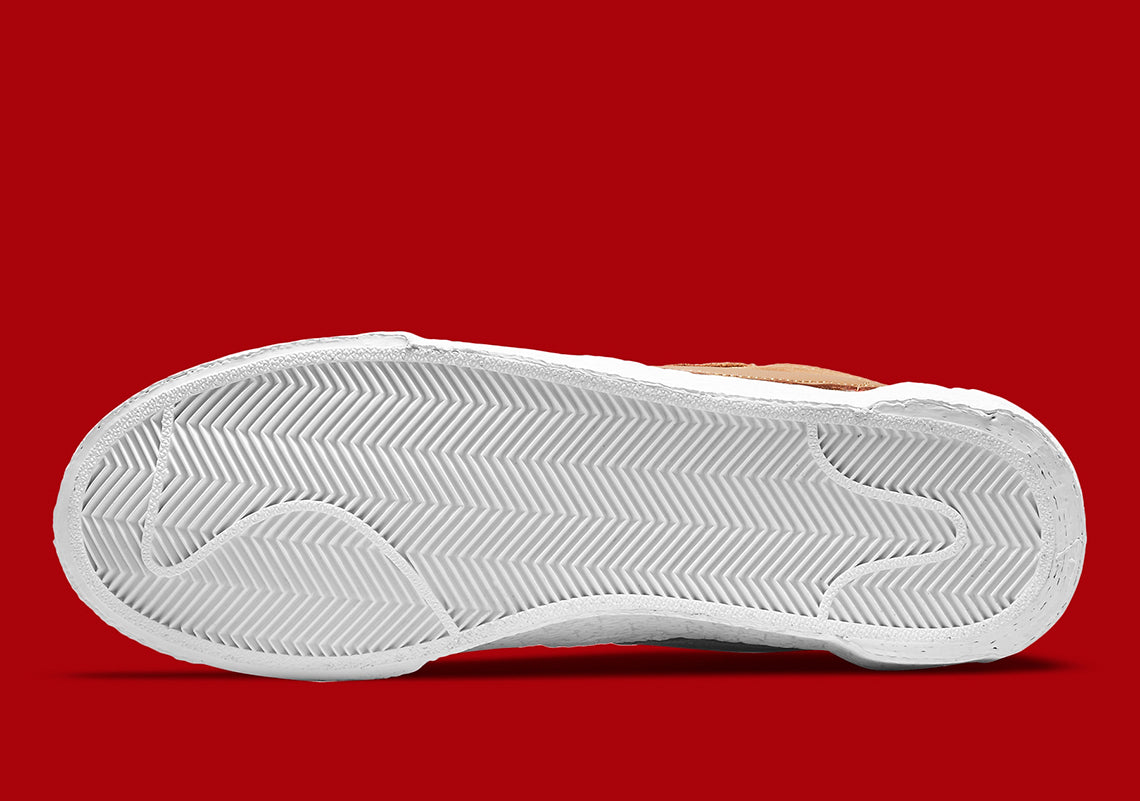 Nike Blazer Low sacai British Tan – sneaker en suède marron avec double Swoosh et semelle intermédiaire empilée, vue de la semelle