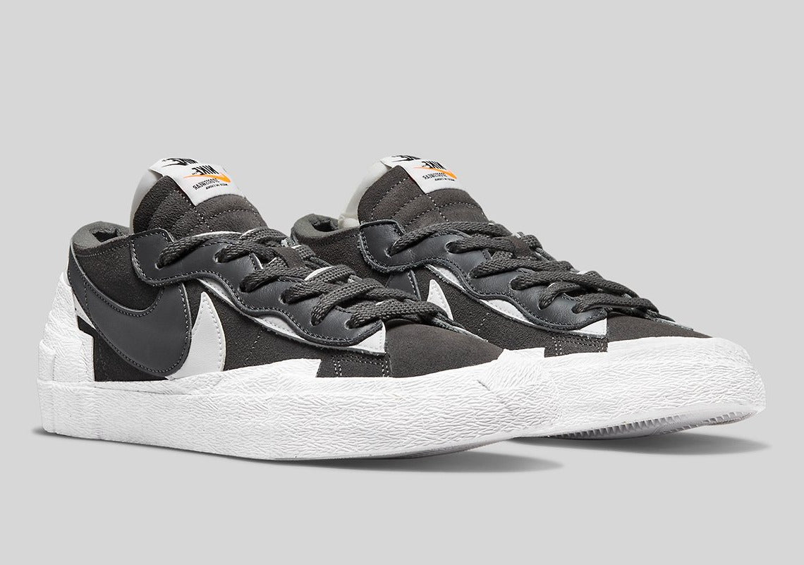 Nike Blazer Low sacai Iron Grey – sneaker grise en cuir et suède avec double Swoosh et semelle empilée, vue de profil