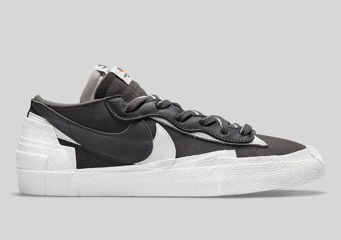 Nike Blazer Low sacai Iron Grey – sneaker grise en cuir et suède avec double Swoosh et semelle empilée, vue de face