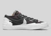 Nike Blazer Low sacai Iron Grey – sneaker grise en cuir et suède avec double Swoosh et semelle empilée, vue de coter