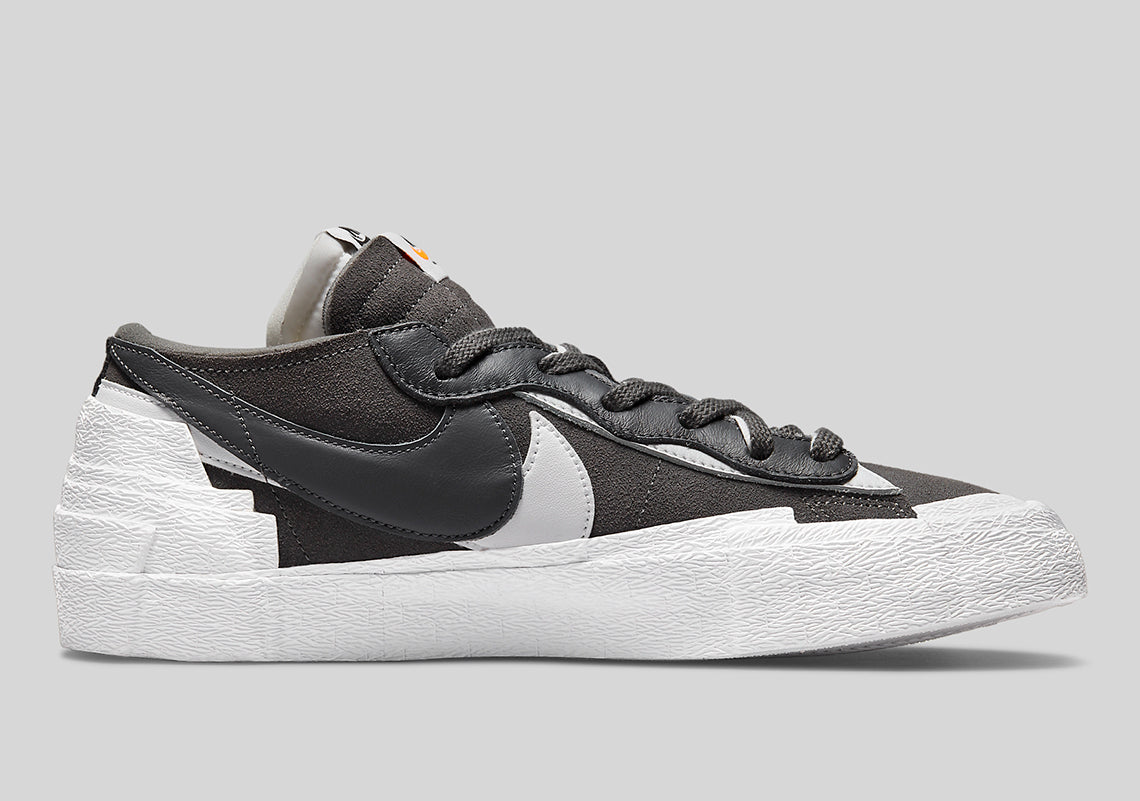 Nike Blazer Low sacai Iron Grey – sneaker grise en cuir et suède avec double Swoosh et semelle empilée, vue de coter