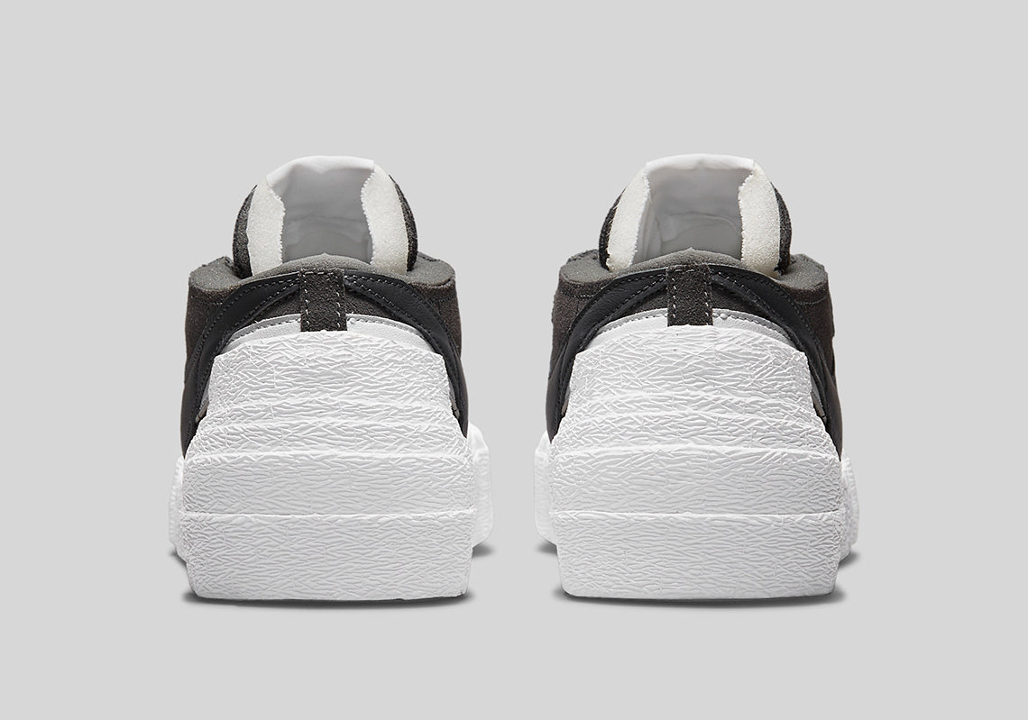 Nike Blazer Low sacai Iron Grey – sneaker grise en cuir et suède avec double Swoosh et semelle empilée, vue arrière