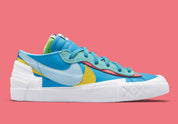 Nike Blazer Low sacai KAWS Neptune Blue – sneaker bleue en cuir avec double Swoosh multicolore et logo XX de KAWS, vue de face