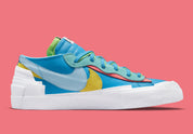 Nike Blazer Low sacai KAWS Neptune Blue – sneaker bleue en cuir avec double Swoosh multicolore et logo XX de KAWS, vue de coter