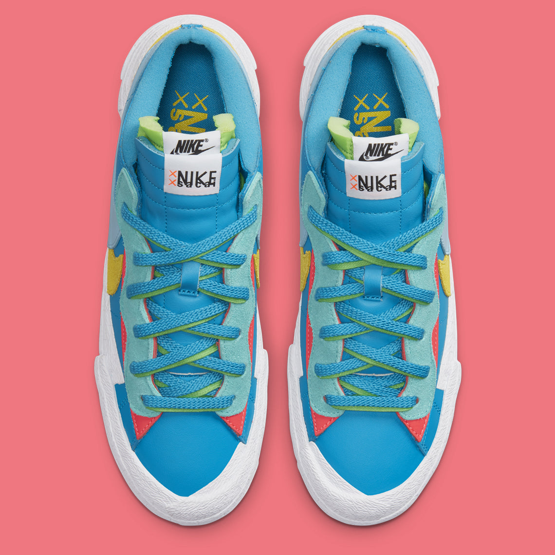 Nike Blazer Low sacai KAWS Neptune Blue – sneaker bleue en cuir avec double Swoosh multicolore et logo XX de KAWS, vue de haut