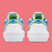 Nike Blazer Low sacai KAWS Neptune Blue – sneaker bleue en cuir avec double Swoosh multicolore et logo XX de KAWS, vue arrière