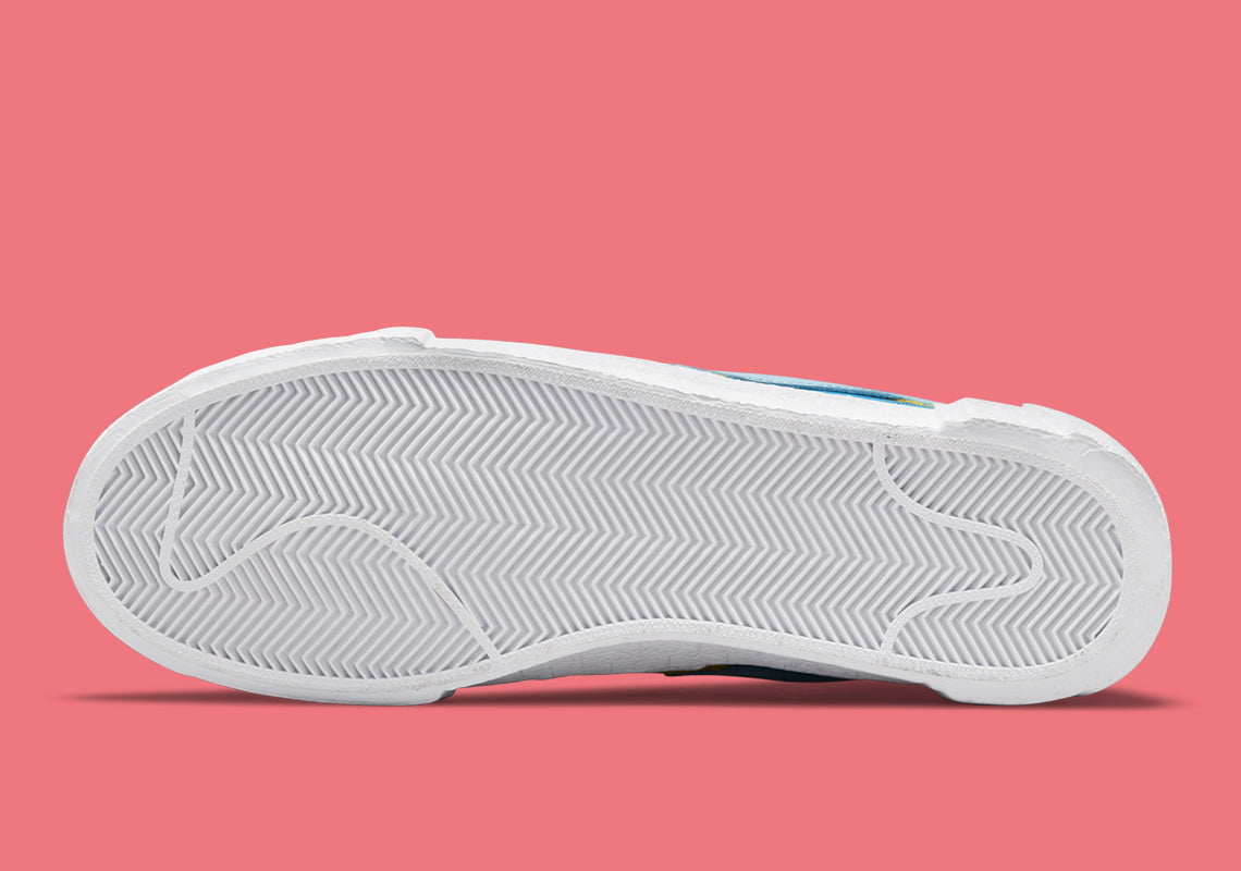 Nike Blazer Low sacai KAWS Neptune Blue – sneaker bleue en cuir avec double Swoosh multicolore et logo XX de KAWS, vue de la semelle